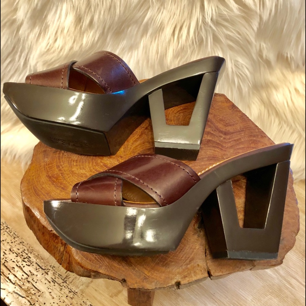 SOLD. Michael Kors brown leather sandals. Size 7.